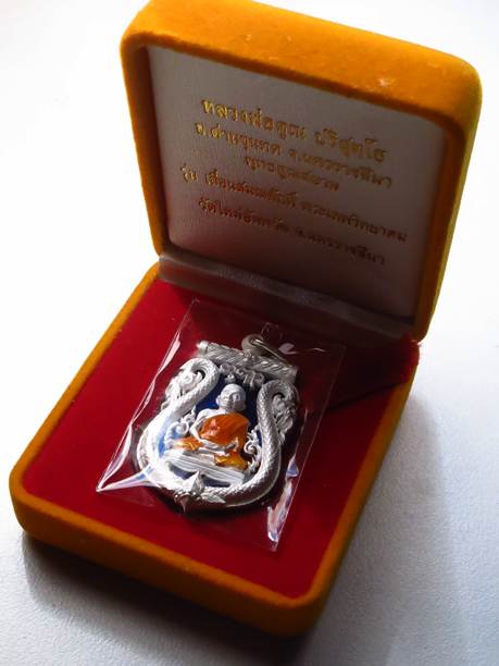 เหรียญเสมาฉลุพุทธคุณสยามหลวงพ่อคูณปริสุทโธ เนื้อเงินลงยาสีน้ำเงินเลข 84 พร้อมกล่องเดิม