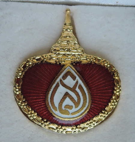 150.-   เข็มกลัดสมเด็จย่า สัญลักษณ์พระนามย่อ ส.ว. ไม่ผ่านการใช้ พร้อมกล่องกำมะหยี่