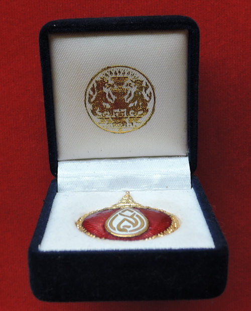 150.-   เข็มกลัดสมเด็จย่า สัญลักษณ์พระนามย่อ ส.ว. ไม่ผ่านการใช้ พร้อมกล่องกำมะหยี่