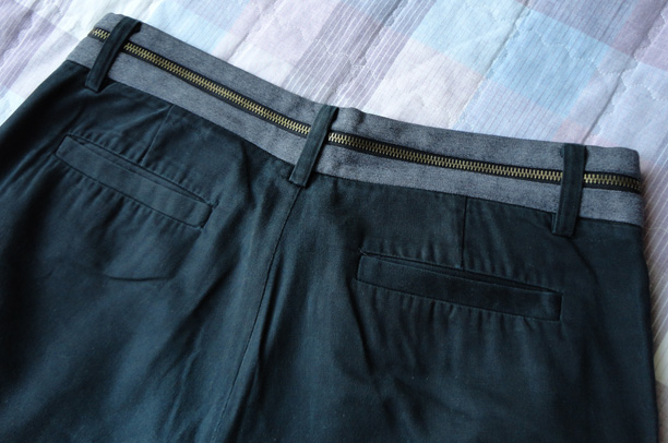 กางเกง CHAPS ของแท้ สีดำ เอว30 สวย หายากแล้ว สภาพดีมาก ดีไซน์ขอบเอวเป็นลูกเล่นด้วยซิบบนพื้นเทา