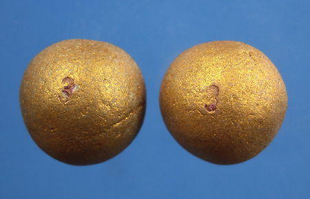 ลูกอมเมตตามหานิยม (ผสมผงพรายกุมาร เนื้อว่านดอกทอง) โค๊ต 3 จารมือ สร้าง 999 ลูก ปี 2554 หลวงพ่อสาครวั