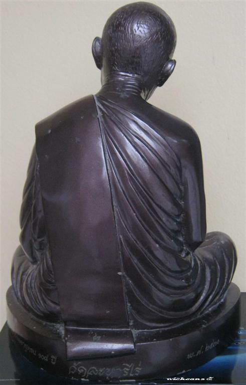 พระบูชา 108 ปี หลวงปู่ทิม อิสริโก วัดละหารไร่ หน้าตัก 9 นิ้ว ปี 2530 ใต้ฐานแปะจีวร //หมายเลข 92 สภาพ
