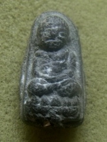 **วัดใจ**หลวงปู่ทวดเนื้อว่านพิมพ์พระรอดจิ๋ว ฝังตะกรุดนารายณ์เเปลงรูป**สวยๆ เชิญชมครับ 