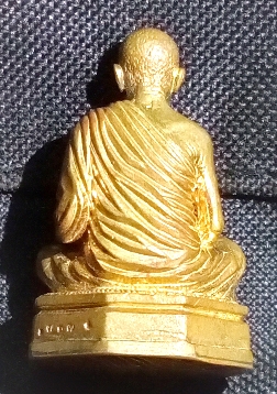 รูปหล่อก้นลายมือ หลวงพ่อคูณ วัดบ้านไร่ รุ่น อายุวัฒนมงคล 90 ปี เนื้อทองเหลือง