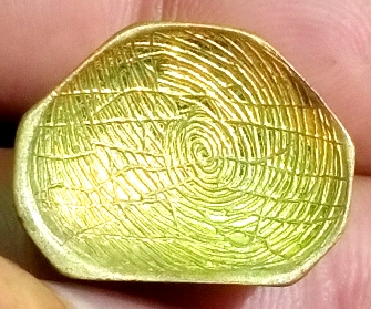 รูปหล่อก้นลายมือ หลวงพ่อคูณ วัดบ้านไร่ รุ่น อายุวัฒนมงคล 90 ปี เนื้อทองเหลือง