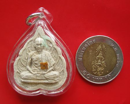 พระผงใบโพธิ์ หลวงพ่อเกษม หลังท้าวเวสสุวรรณ 28 พ. ย. 2527