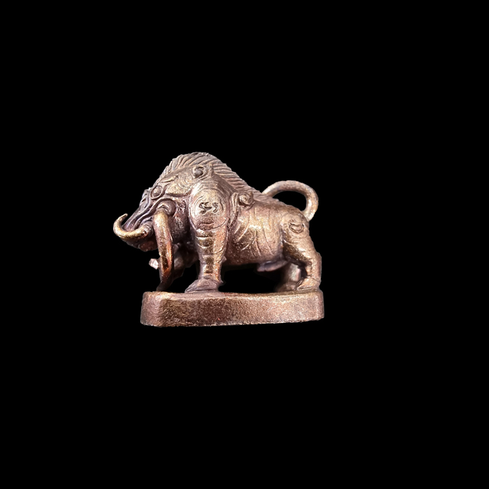 เจ้าดุ้ง หมูคาบหาง หมูอาคมเนื้อตะปู ๗ ป่าช้าผสมหัวก็อกน้ำไหล รมดำ เนื้อนี้หายากสร้างน้อยแค่ 593 ตน 