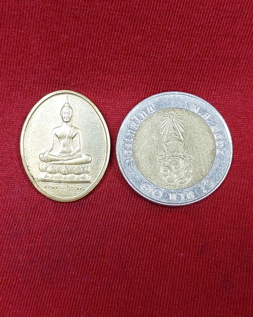 เหรียญพระพุทธนวราชบพิตร หลังภปร.เนื้อฝาบาตร วัดบวรนิเวศวิหาร ครบรอบ72ปี โรงพยายาลจุฬาลงกรณ์ ปี2529