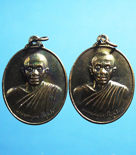 หลวงพ่อคูณ เนื้อทองแดง รุ่นสันติพิทักษ์ วัดบ้านไร่ นครราชสีมา ปี 2539 ที่ระลึกนักศึกษาหลักสูตรผู้กำก