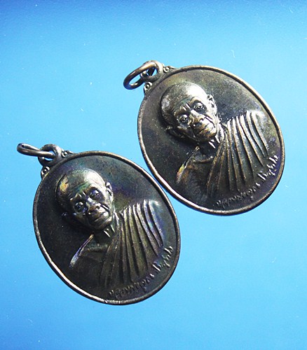 หลวงพ่อคูณ เนื้อทองแดง รุ่นสันติพิทักษ์ วัดบ้านไร่ นครราชสีมา ปี 2539 ที่ระลึกนักศึกษาหลักสูตรผู้กำก