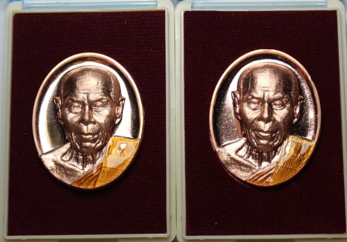 เหรียญหลังเตา หลวงพ่อสิน วัดระหานใหญ่  จำนวน 2 เหรียญ เนื้อทองแดง ลงยา พร้อมกล่อง