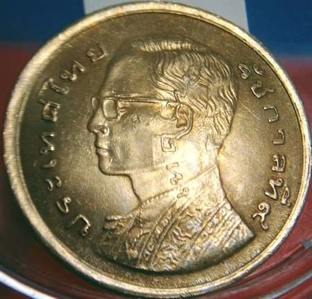 *เหรียญ ๑ บาท สุพรรณหงส์ ปี๒๕๒๐ เหรียญเงา บล๊อคเขยื้อน*