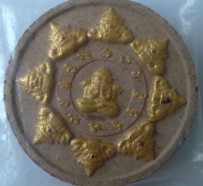 พระผงหลวงปู่ทวด ด้านหลังพระปิดตา ไม่ทราบที่