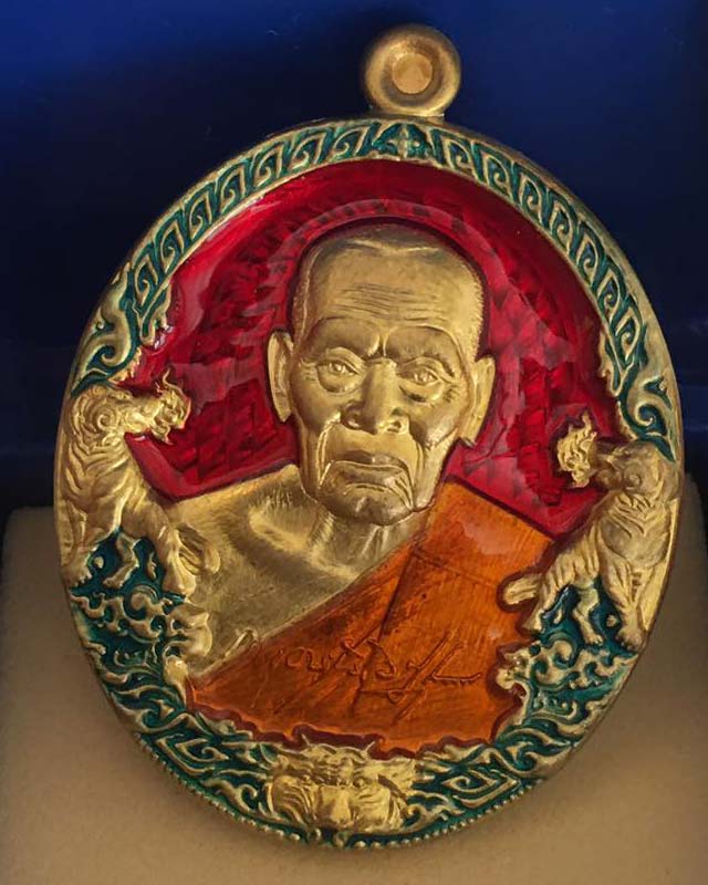 หลวงพ่อพัฒน์ ปุญฺญกาโม วัดห้วยด้วน จ.นครสวรรค์ รุ่นราชาพยัคฆ์ เนื้อฝาบาตร ลงยา 4 สี พร้อมกล่อง