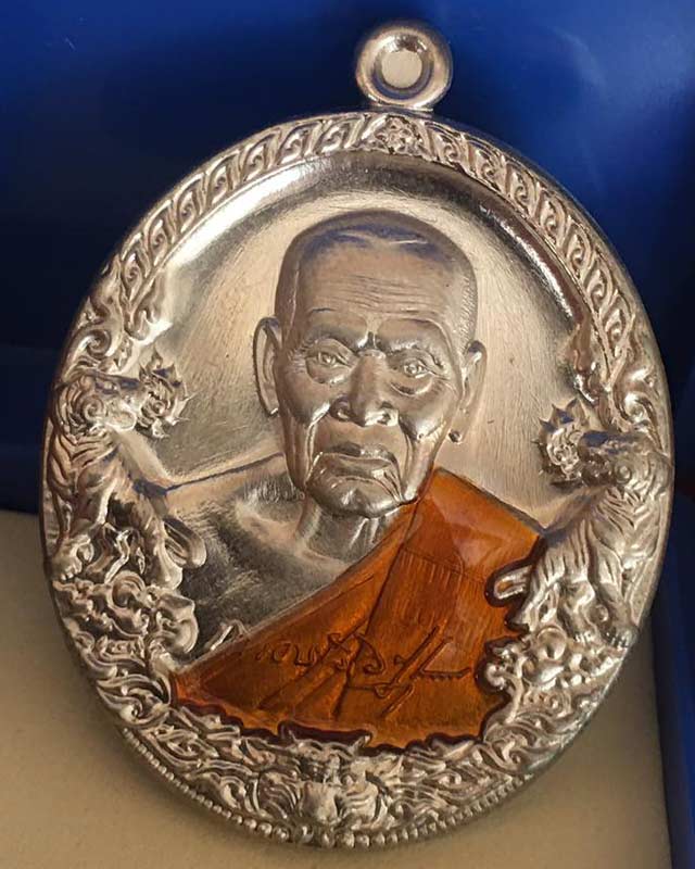 หลวงพ่อพัฒน์ ปุญฺญกาโม วัดห้วยด้วน จ.นครสวรรค์ รุ่นราชาพยัคฆ์ เนื้ออัลปาก้า ลงยาจีวร