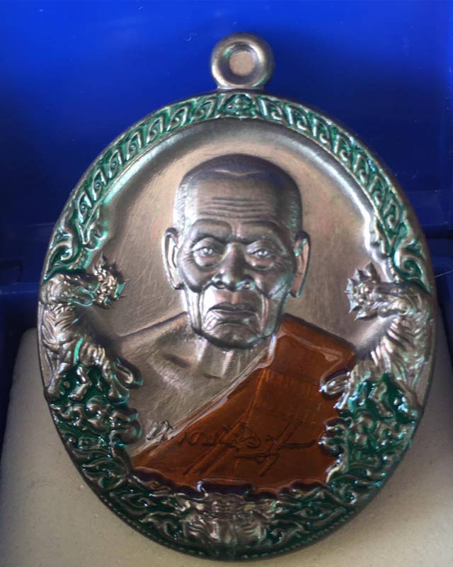 หลวงพ่อพัฒน์ ปุญฺญกาโม วัดห้วยด้วน จ.นครสวรรค์ รุ่นราชาพยัคฆ์ เนื้อมหาชนวน ลงยา2สี รายการที่ 9