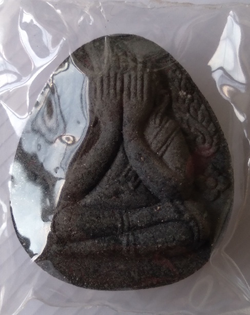 1.พระปิดตาเนื้อผง รุ่นมหาราช