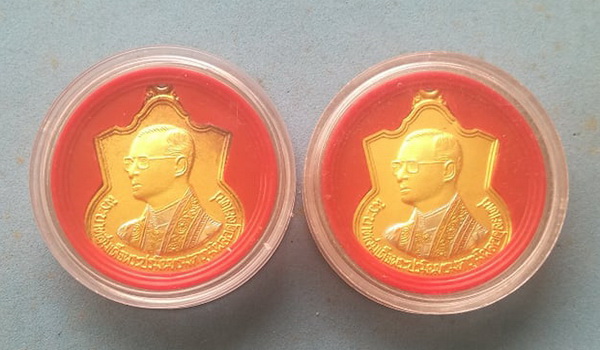 เหรียญในหลวง ร.9 เนื้อสามกษัตริย์ ฉลองสิริราชสมบัติครบ ๖๐ ปี พศ.2549 ตลับเดิมไม่เคยแกะออก รวม 2 องค์
