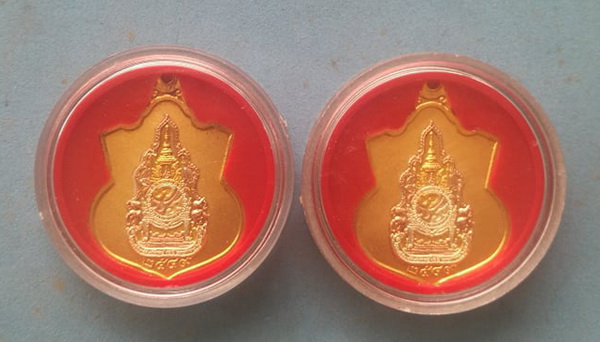 เหรียญในหลวง ร.9 เนื้อสามกษัตริย์ ฉลองสิริราชสมบัติครบ ๖๐ ปี พศ.2549 ตลับเดิมไม่เคยแกะออก รวม 2 องค์