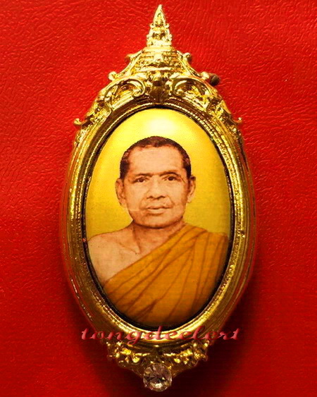 ล็อกเก็ตหลวงพ่อฤาษีลิงดำ วัดท่าซุง กะไหล่ทองประดับเพชร สวยมากค่ะ