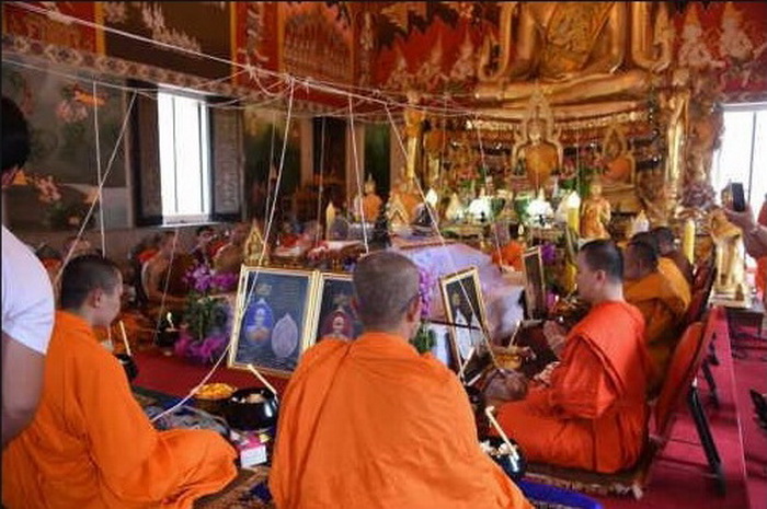 หลวงพ่อแสวง วัดลาดปลาดุก รุ่นเจริญสุข เนื้ออัลปาก้าสอดไส้ทองสัตตะ..เคาะเดียว