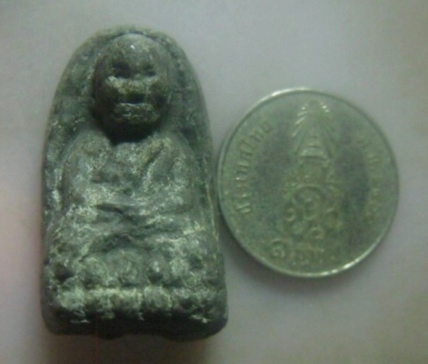 **วัดใจ**หลวงปู่ทวดเนื้อว่าน พิมพ์พระรอด หลังโรยเพรหน้าทั่ง เนื้อจัด เก่าไม่ทราบที่**สวยๆ เชิญชมครับ