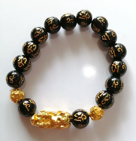 วัดใจแดง 100 บาท..สร้อยข้อมือหินนิลดำ แกะสลักลายบทสวดมนต์ธิเบต (สีธรรมชาติ) ขนาด 10 มิล
