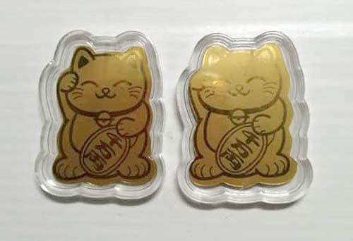 แดง 100 บาท...แผ่นทองแมวกวักใส่กรอบพลาสติ นำโชค แมวกวัก (ญี่ปุ่น : โรมาจิ) (#238)