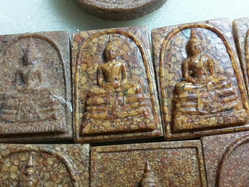 พระหลวงพ่อโสธรเนื้อหลังคาโบสถ์ 15 องค์ เคาะเดียวครับ
