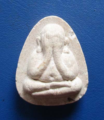 พระปิดตาปลดหนี้เนื้อผง หลวงพ่อพัฒน์ วัดเกาะแก้ว จ.สระบุรี องค์ที่2