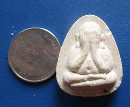 พระปิดตาปลดหนี้เนื้อผง หลวงพ่อพัฒน์ วัดเกาะแก้ว จ.สระบุรี องค์ที่2