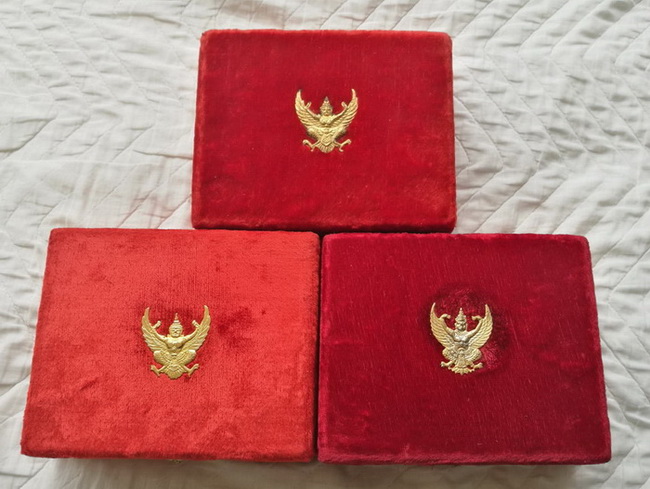 กล่องเครื่องราช กำมะหยี่สีแดง ตราครุฑทอง สวยสมบูรณ์ รวม 3 กล่อง สวยหรู มีคุณค่า ราคาเบาๆ