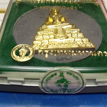 พระศรีศากยมุนี เนื้อผงครอบหน้ากากกระไหล่ทอง พระเสาชิงช้า