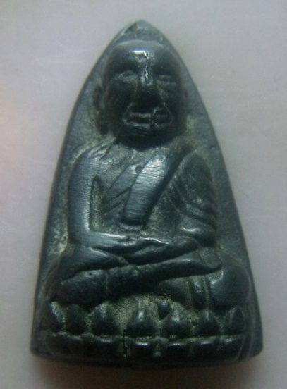 **วัดใจ**หลวงปู่ทวดหลังเตารีด พิมพ์ใหญ่ เนื้อเมฆพัตร เก่า ไม่ทราบที่**เชิญชมครับ 