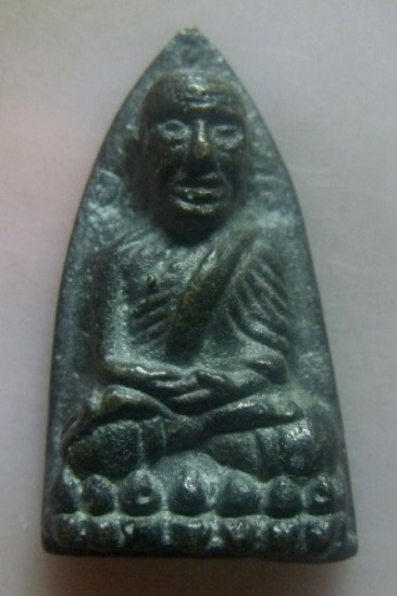 **วัดใจ**หลวงปู่ทวด หลังเตารีด หลังตอกโค้ด ฉ เนื้อโลหะผสม เก่าๆ ไม่ทราบที่**สวยๆ เชิญชมครับ