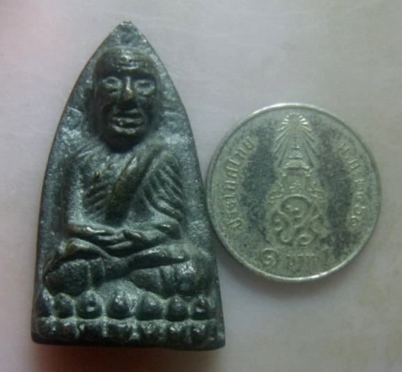 **วัดใจ**หลวงปู่ทวด หลังเตารีด หลังตอกโค้ด ฉ เนื้อโลหะผสม เก่าๆ ไม่ทราบที่**สวยๆ เชิญชมครับ