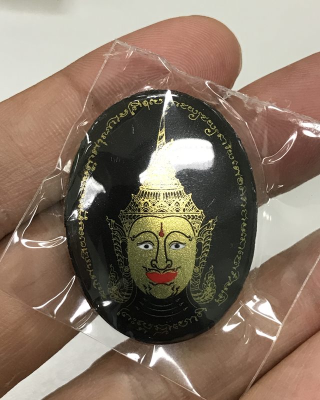 ล็อกเก็ตพระลักษณ์หน้าทอง ที่ระลึกงานบูชาครูปี 62 พระมหาสุรศักดิ์ วัดประดู่ ฉากแดงหลังทองเหลือง สร้าง