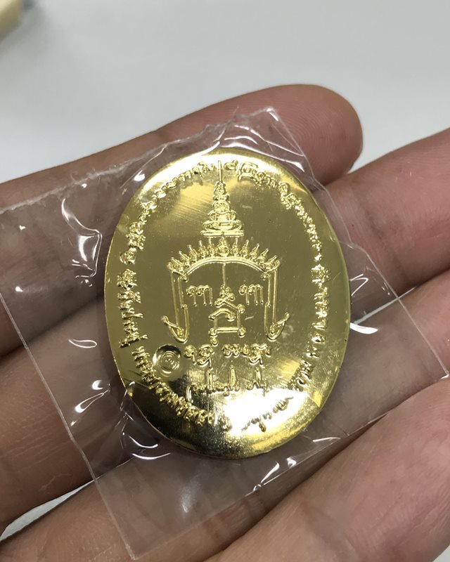 ล็อกเก็ตพระลักษณ์หน้าทอง ที่ระลึกงานบูชาครูปี 62 พระมหาสุรศักดิ์ วัดประดู่ ฉากแดงหลังทองเหลือง สร้าง