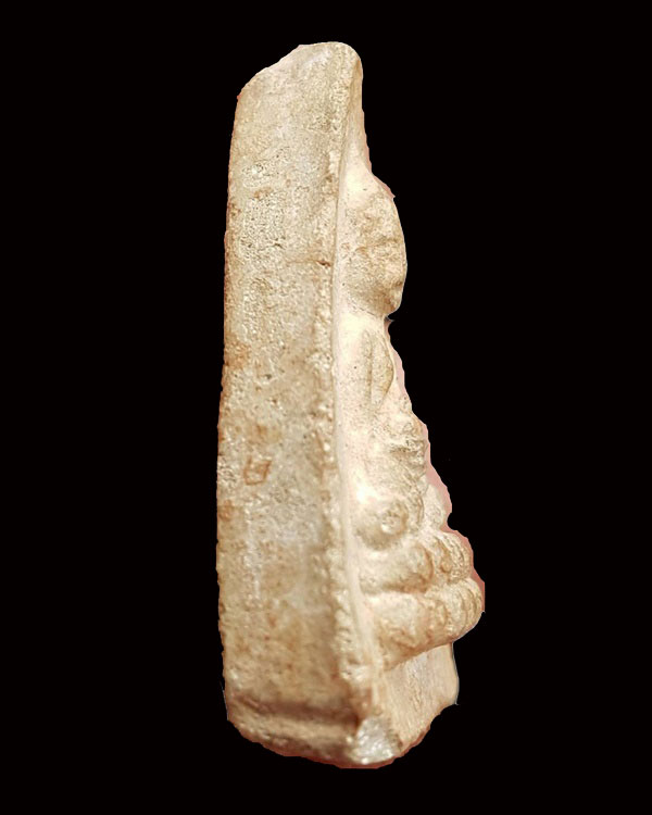 พระพุทโธน้อย พิมพ์ใหญ่ แป้นอะ ติ่งใต้บัว เนื้อผง ปี 2494 คุณแม่บุญเรือน โตงบุญเติม