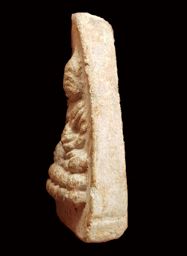 พระพุทโธน้อย พิมพ์ใหญ่ แป้นอะ ติ่งใต้บัว เนื้อผง ปี 2494 คุณแม่บุญเรือน โตงบุญเติม