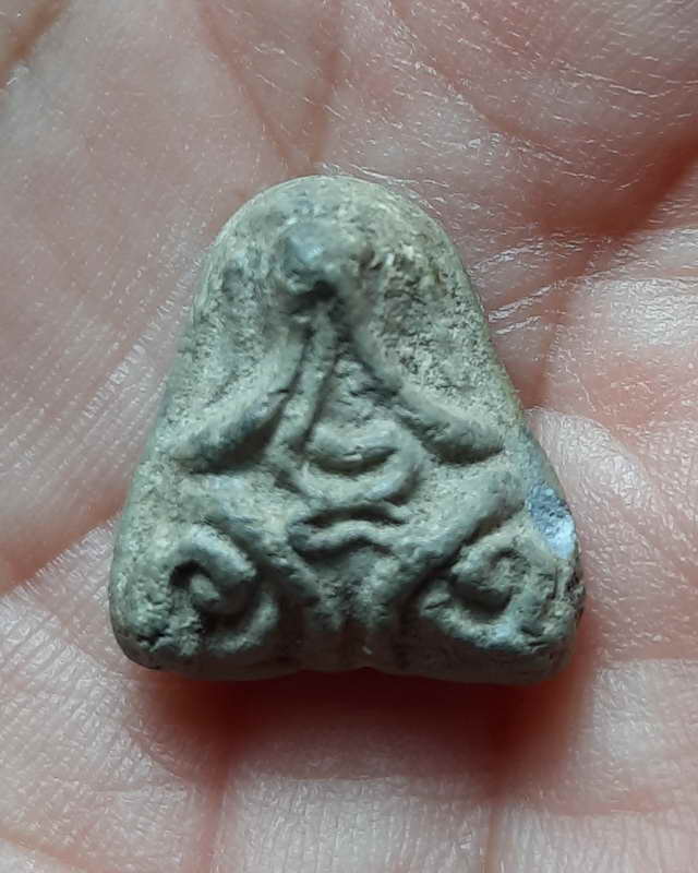 พระปิดตาเนื้อผงหลังยันต์ไม่ทราบที่