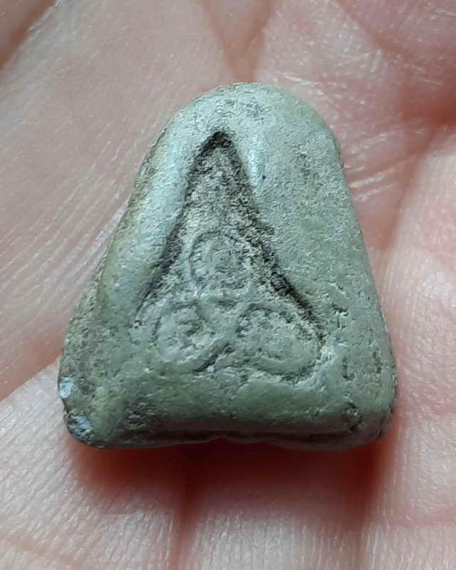 พระปิดตาเนื้อผงหลังยันต์ไม่ทราบที่