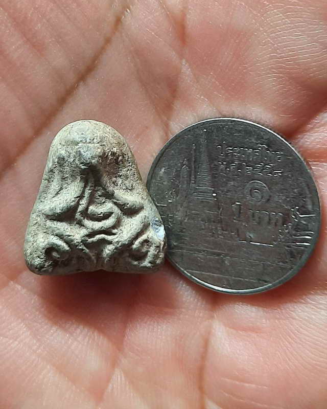 พระปิดตาเนื้อผงหลังยันต์ไม่ทราบที่