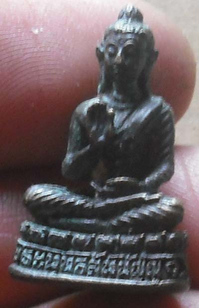 หล่อ พระพุทธสัพพัญญู จ นครสวรรค์ เนื้อทองเเดง สวยๆครับ