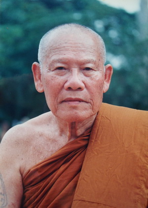 พระผงโต๊ะหมู่ ลป.อ่อนสา สุขกาโร รุ่นแรก เนื้อผงผสมมวลสารมงคล และว่านมงคล ปี 41 สวยแชมป์ (เคาะเดียว)