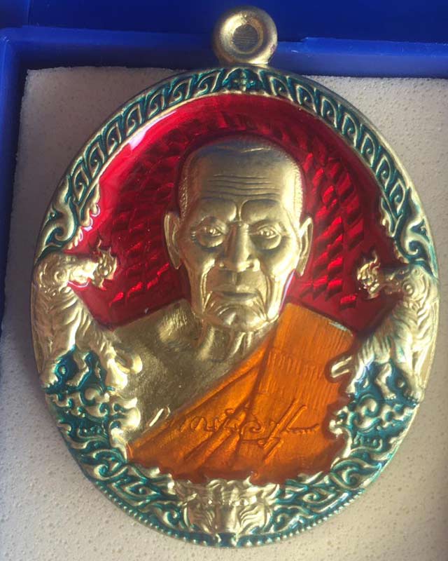 หลวงพ่อพัฒน์ ปุญฺญกาโม วัดห้วยด้วน จ.นครสวรรค์ รุ่นราชาพยัคฆ์ เนื้อฝาบาตร ลงยา 4 สี เลขสวย 3033