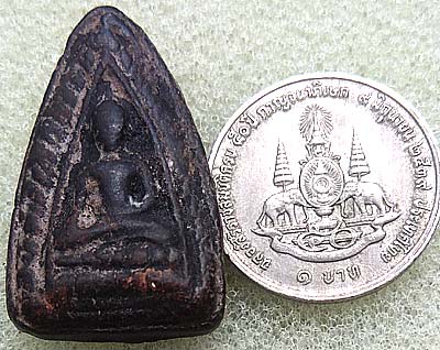 *พุทธชินราชกลีบบัวหลังยันต์ หลวงปู่ดี วัดเทวสังฆาราม (วัดเหนือ) กาญจนบุรี เนื้อดินเผาจุ่มรัก*