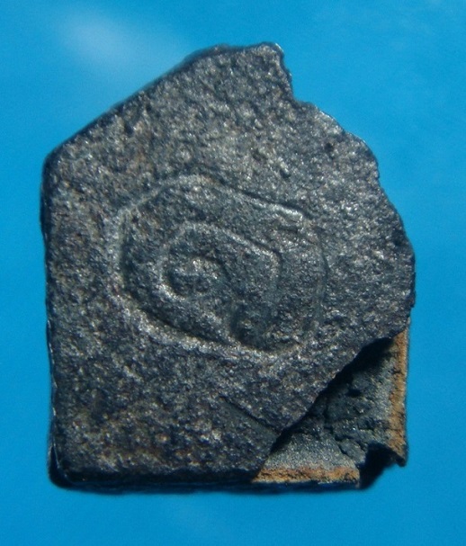 พระปิดตาจิ๋ว ห้าเหลี่ยม หลังจาร ไม่ทราบที่ (มีแตกชำรุด)