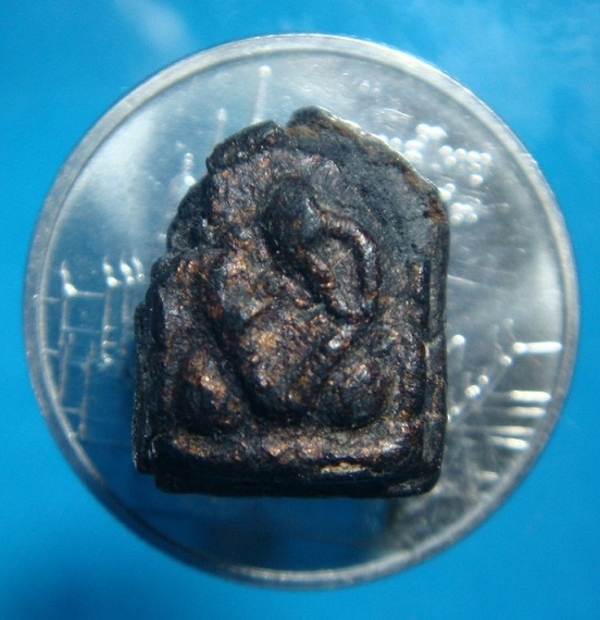 พระปิดตาจิ๋ว ห้าเหลี่ยม หลังจาร ไม่ทราบที่ (มีแตกชำรุด)