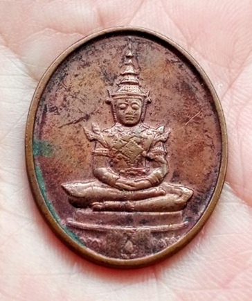 **** 100 **** เหรียญพระแก้วมรกต ปี2525